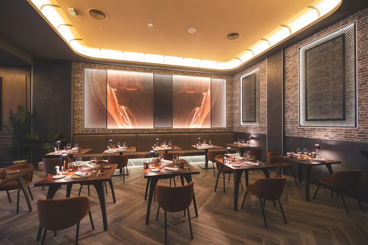 Elegant dining setup in the Elite Club restaurant at Hotel Riu Palace Antillas, featuring stylish decor and ambiance.